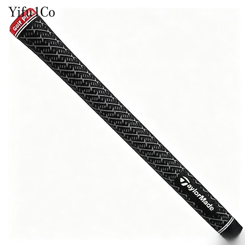Puede incluir: Empu&ntilde;adura de palo de golf negra y gris con un patr&oacute;n texturizado. La empu&ntilde;adura tiene una tapa roja con el texto blanco "Golf Pride". El logotipo de TaylorMade es visible en la empu&ntilde;adura.