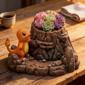 Peut inclure: Un pot décoratif avec une figurine de Charmander et un arrangement de succulentes. Le pot est conçu pour ressembler à un terrain rocheux. La figurine de Charmander est orange et jaune. Les succulentes sont roses, vertes et violettes.