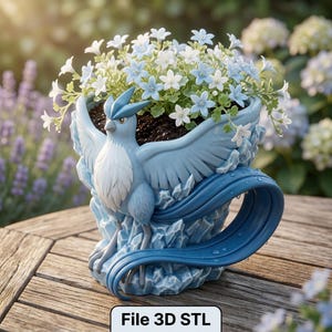 Könnte beinhalten: Ein hellblauer, 3D-gedruckter Pflanztopf in Form eines Vogels mit ausgebreiteten Flügeln, gefüllt mit Erde und kleinen weißen und hellblauen Blumen. Der Pflanztopf steht auf einer Holzoberfläche. Der Text unten lautet "File 3D STL".