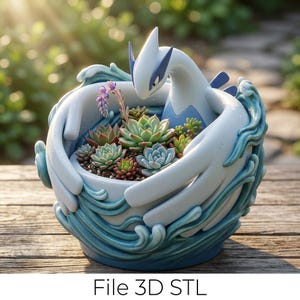 Puede incluir: Una maceta decorativa blanca y azul con una figura estilizada de Lugia, con una variedad de suculentas. La maceta tiene un diseño de olas y el texto "File 3D STL" en la parte inferior.