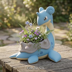 Könnte beinhalten: Ein blau-cremefarbener Lapras-Pflanztopf, gefüllt mit einer Vielzahl bunter Blumen und Grünpflanzen. Der Pflanztopf steht auf einer Holzoberfläche. Der Text "File 3D STL" befindet sich am unteren Bildrand.