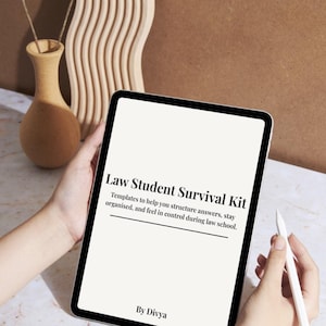 Puede incluir: Una taza de cerámica blanca con un asa negra y el texto "But First, Coffee" en negrita negra. La taza se encuentra sobre un fondo neutro, resaltando su diseño sencillo.