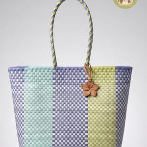 Färgglad handvävd plastväska - Vattentät nätväska från Java Indonesien - Miljövänlig strandväska - Livfull sommarkorgväska