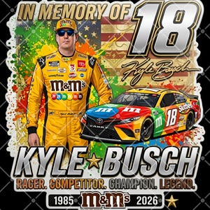 Pode incluir: Gráfico memorial com um retrato de Kyle Busch em um traje de corrida amarelo, com o texto "IN MEMORY OF" e "18". Inclui um carro de corrida com o número 18 e as marcas M&M's e Skittles. O texto "KYLE BUSCH" e "RACER. COMPETITOR. CHAMPION. LEGEND." também estão presentes.