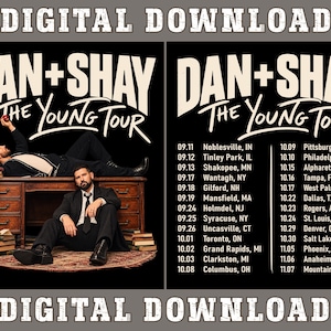 Könnte beinhalten: Ein digitales Download-Poster für die The Young Tour von Dan + Shay. Das Bild zeigt zwei Personen in Anzügen, eine auf einem Schreibtisch aus Holz mit Büchern liegend und eine auf dem Boden sitzend. Rechts ist eine Liste der Tourdaten zu sehen.