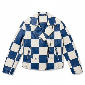 Könnte beinhalten: Blau-weiß karierte Jacke im klassischen Biker-Stil. Die Jacke hat einen Reverskragen, einen asymmetrischen Reißverschluss, zwei Reißverschlusstaschen und zwei Pattentaschen. Die Jacke ist aus einem glatten Material gefertigt.