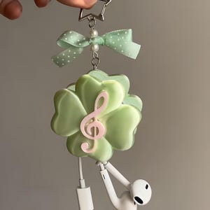 Organizador de cables con forma de trébol de cuatro hojas: soporte para auriculares de la suerte impreso en 3D, organizador de cables de carga, accesorio tecnológico, regalo para la buena suerte.