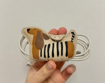 ダックスフンド型コードオーガナイザー – リネン製イヤホンホルダー、犬用ヘッドホンラップ、充電ケーブルオーガナイザー、テックアクセサリー、犬好きへのギフト