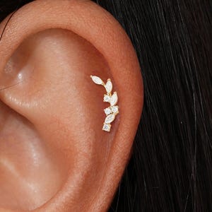 Pendientes de oro macizo de 14 quilates con forma de hoja trepadora y diamante de laboratorio talla marquesa con cierre plano.