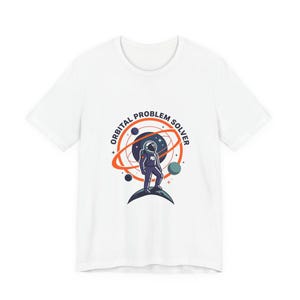 Puede incluir: Un letrero de madera hecho a mano con el texto "Welcome to our home" en un estilo manuscrito. El letrero está pintado de blanco con letras negras y un acabado envejecido, adecuado para uso en interiores o exteriores.