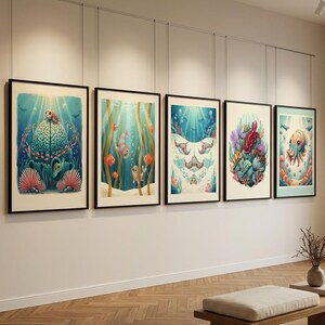 Pode incluir: Cinco impressões de arte emolduradas com bordas pretas, cada uma retratando cenas subaquáticas vibrantes. A obra apresenta peixes coloridos, corais e outras criaturas marinhas em um estilo lúdico, em um fundo azul e verde-azulado. As impressões são exibidas em uma parede branca.