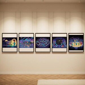 Puede incluir: Cinco impresiones artísticas enmarcadas con marcos negros se exhiben en una pared blanca. Cada impresión presenta ilustraciones coloridas de escenas temáticas de extraterrestres. Las impresiones están colgadas sobre un banco de madera con un cojín de color claro.
