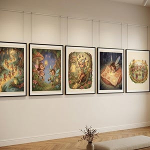 Könnte beinhalten: Fünf gerahmte rechteckige Kunstdrucke hängen in einer Reihe an einer hellen Wand. Jeder Druck zeigt farbenfrohe Illustrationen von kleinen geflügelten Wesen und Waldszenen mit Pilzen, Bäumen und leuchtenden Lichtern in einem detaillierten Stil.