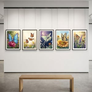 Puede incluir: Cinco impresiones artísticas enmarcadas de mariposas expuestas en una pared blanca. Cada impresión presenta una mariposa diferente con alas coloridas, sobre fondos florales y naturales. Los marcos son negros y hay un banco de madera debajo.