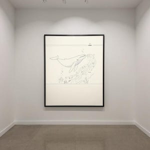 Op de afbeelding: Een ingelijste kunstdruk met een illustratie van een walvis in zwarte inkt. De walvis wordt afgebeeld met een waterstraal, bellen en zeeleven. Een kleine boot is boven de walvis getekend. Het kunstwerk wordt in een witte kamer tentoongesteld.
