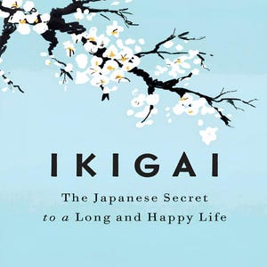 Può includere: Una copertina di libro con sfondo azzurro che presenta un ramo d'albero nero con fiori bianchi. Il testo recita: THE INTERNATIONAL BESTSELLER, IKIGAI, The Japanese Secret to a Long and Happy Life, HÉCTOR GARCÍA AND FRANCESC MIRALLES.