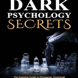Pode incluir: Uma capa de livro intitulada Dark Psychology Secrets de Daniel James Hollins. A capa mostra uma mão colocando um pequeno homem em um tabuleiro de xadrez de vidro entre peças de xadrez contra um fundo preto com texto.