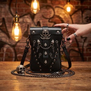 Funda para teléfono con calavera estilo motero, bolso bandolera pequeño con calavera pirata, cartera de cuero vegano con tachuelas negras, bolso de hombro estilo steampunk con herrajes.