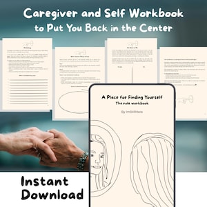 Può includere: Un quaderno di lavoro intitolato "Caregiver and Self Workbook to Put You Back in the Center" con il testo "A Place for Finding Yourself The role workbook" e "Instant Download". L'immagine mostra pagine con testo e illustrazioni.