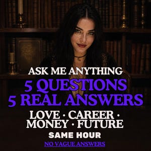 Könnte beinhalten: Eine Person mit dunklem Haar trägt ein schwarzes Oberteil und eine Mondsichel-Halskette. Der Text lautet: ASK ME ANYTHING, 5 QUESTIONS, 5 REAL ANSWERS, LOVE, CAREER, MONEY, FUTURE, SAME HOUR, NO VAGUE ANSWERS. Im Hintergrund ein dunkles Bücherregal.