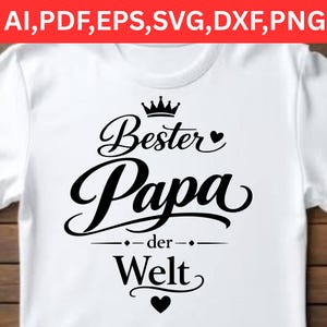 Peut inclure: T-shirt blanc avec l'inscription noire "Bester Papa der Welt", signifiant "Meilleur papa du monde". Le design comprend une couronne et des cœurs. Le haut du t-shirt porte l'inscription "AI, PDF, EPS, SVG, DXF, PNG".
