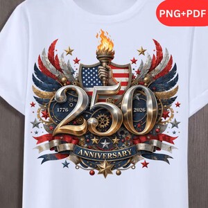 Puede incluir: Camiseta blanca con un diseño patriótico para un 250 aniversario. El diseño incluye una antorcha, la bandera estadounidense, estrellas y los años 1776 y 2026. La palabra "ANNIVERSARY" se muestra en una pancarta.