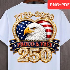 Może przedstawiać: Biały t-shirt z grafiką bielika amerykańskiego w sercowatej ramie z flagą USA. Projekt zawiera tekst 1776-2026, PROUD & FREE oraz 250, wszystko wykonane w złotym stylu z imitacją diamentów i niebieską wstęgą z napisami.