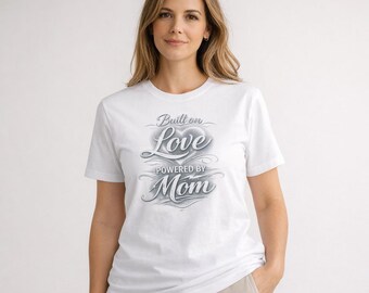Camiseta "Construido sobre el amor, impulsado por mamá" / Camiseta con tipografía para el Día de la Madre