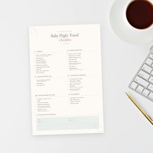 Peut inclure: Une tasse en céramique blanche avec une anse noire et le texte "But First, Coffee" dans un style manuscrit. La tasse est posée sur une surface blanche. La tasse mesure environ 10 cm de haut.