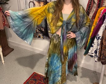 Conjunto de falda pañuelo teñida con la técnica tie-dye y top cruzado con mangas acampanadas – Talla única S a L / XL
