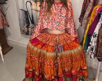 Saia maxi patchwork estilo boho hippie com top cropped. Tamanho único do P ao GG/2XG.