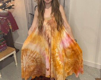 Vestido midi acampanado con estampado tie-dye y bolsillos. Talla única (de la S a la 2X).
