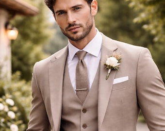 Traje de tres piezas ajustado para hombre, esmoquin de boda color champán, chaleco asimétrico, atuendo formal.
