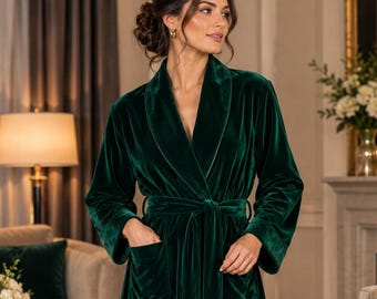 Kimono de veludo verde esmeralda com bordados dourados, ideal para usar em casa durante a noite.