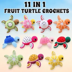 Könnte beinhalten: Eine Sammlung von elf gehäkelten Fruchtschildkröten-Spielzeugen. Jede Schildkröte ist so gestaltet, dass sie einer anderen Frucht ähnelt, darunter Kiwi, Wassermelone, Orange und Erdbeere. Der Text "11 IN 1 FRUIT TURTLE CROCHETS" steht oben.