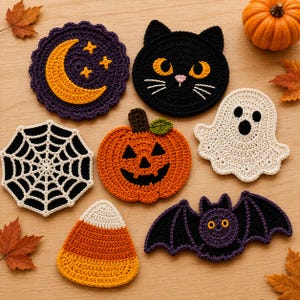 Puede incluir: Una colección de seis posavasos de ganchillo con temática de Halloween que incluye una luna y estrellas moradas, una cara de gato negro, una telaraña blanca, una calabaza naranja, un fantasma blanco, un murciélago morado y un dulce de maíz.
