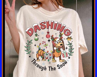 Slinky Dog Weihnachten rasend durch den Schnee Disney Toy Story Familie Passendes Shirt T-Shirt | Unisex Erwachsene Kind Baumwolle T-Shirt Hoodie Geschenk GU822