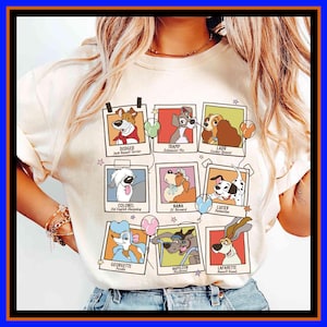 Może przedstawiać: Kremowa koszulka z siatką portretów psów z kreskówek w ramkach w stylu polaroid. Psy to Dodger, Tramp, Lady, Colonel, Nana, Lucky, Georgette, Napoleon i Lafayette. Każda ramka ma imię i rasę psa.