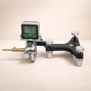 Puede incluir: Instrumento de precisión con una pantalla digital que muestra una lectura de 40. El dispositivo tiene una base negra con perillas de ajuste plateadas y una sonda dorada. El instrumento está diseñado para mediciones precisas.