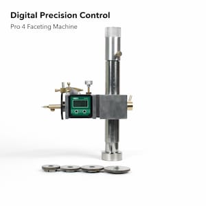 Máquina profesional para facetar piedras preciosas: acero inoxidable, pantalla digital, herramienta de corte de precisión.