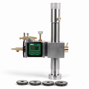 Máquina profesional para facetar piedras preciosas: acero inoxidable, pantalla digital, herramienta de corte de precisión.