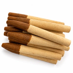 Peut inclure: Un ensemble de bâtonnets cylindriques en bois disposés en pile. Chaque bâtonnet présente un grain de bois beige clair naturel sur le corps principal et une extrémité effilée, texturée et brun foncé contrastante à une extrémité.
