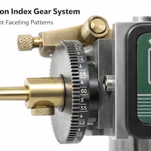 Pu&ograve; includere: Un sistema di ingranaggi a indice di precisione per sfaccettatura con un mandrino in ottone, una ruota dentata nera numerata e un'unit&agrave; display digitale etichettata INSIZE con un pulsante zero. Il testo Precision Index Gear System Consistent Faceting Patterns &egrave; visibile.