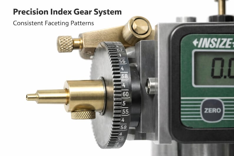 Pu&ograve; includere: Un sistema di ingranaggi a indice di precisione per sfaccettatura con un mandrino in ottone, una ruota dentata nera numerata e un'unit&agrave; display digitale etichettata INSIZE con un pulsante zero. Il testo Precision Index Gear System Consistent Faceting Patterns &egrave; visibile.