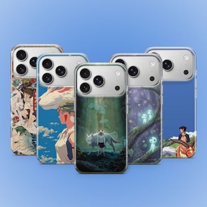Può includere: Una collezione di cinque custodie per telefono con varie illustrazioni in stile anime. Le custodie presentano immagini di personaggi e scene di un popolare film d'animazione, con un bordo protettivo trasparente e uno sfondo blu.