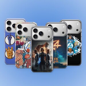 以下が含まれることがあります： さまざまなデザインが施された5つの携帯電話ケース。コミックのキャラクターやシンボルが含まれています。ケースは光沢仕上げで、青色の背景に配置されています。デザインは鮮やかで人目を引きます。