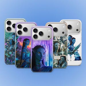 Puede incluir: Cinco fundas para teléfono con imágenes de la película Avatar. Las fundas presentan imágenes de los personajes Na'vi en tonos azules, verdes y morados. Las fundas tienen un acabado brillante y se muestran sobre un fondo azul claro.