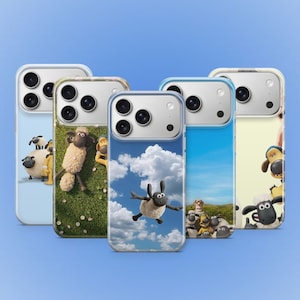 以下が含まれることがあります： ショーン・ザ・シープのキャラクターが描かれた5つの携帯電話ケース。ケースには、雲のある青い空、緑の草、風景など、さまざまな背景があります。ケースの色は、青、緑、白など様々です。