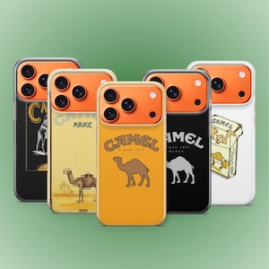 Puede incluir: Un conjunto de cinco fundas para teléfono con bordes de cámara naranjas y varios diseños. Las fundas presentan el logotipo y el texto de Camel, con imágenes de un camello, escenas del desierto y un paquete de cigarrillos.