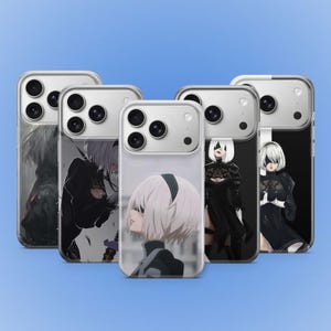 Könnte beinhalten: Mehrere transparente Handyhüllen mit Illustrationen im Anime-Stil. Die Designs zeigen eine Figur mit weißen Haaren und einem schwarzen Outfit in verschiedenen Posen. Die Hüllen haben eine glänzende Oberfläche und sind vor einem blauen Hintergrund platziert.